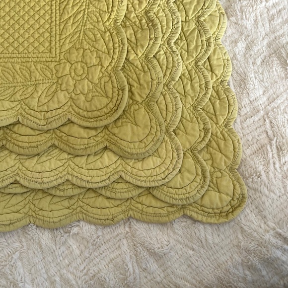 Sur La Table Green Floral Quilted Scalloped Placemats - Set of 5 - Picture 3 of 8